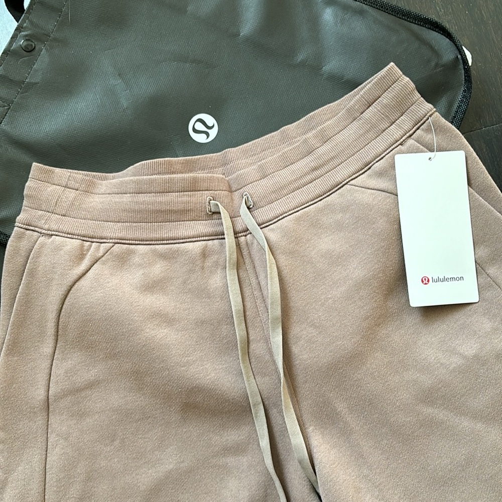 LULULEMON SCUBA HIGH RISE SHORTS 5”in TAUPETASTIC SZ 8 NWT - Picture 2 of 7